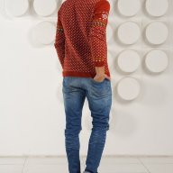 Красный свитер с оленями  - Красный свитер с оленями 